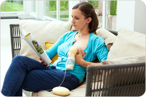 Medela Elektrische Milchpumpe Swing Flex Extraktion in einer komfortablen Position